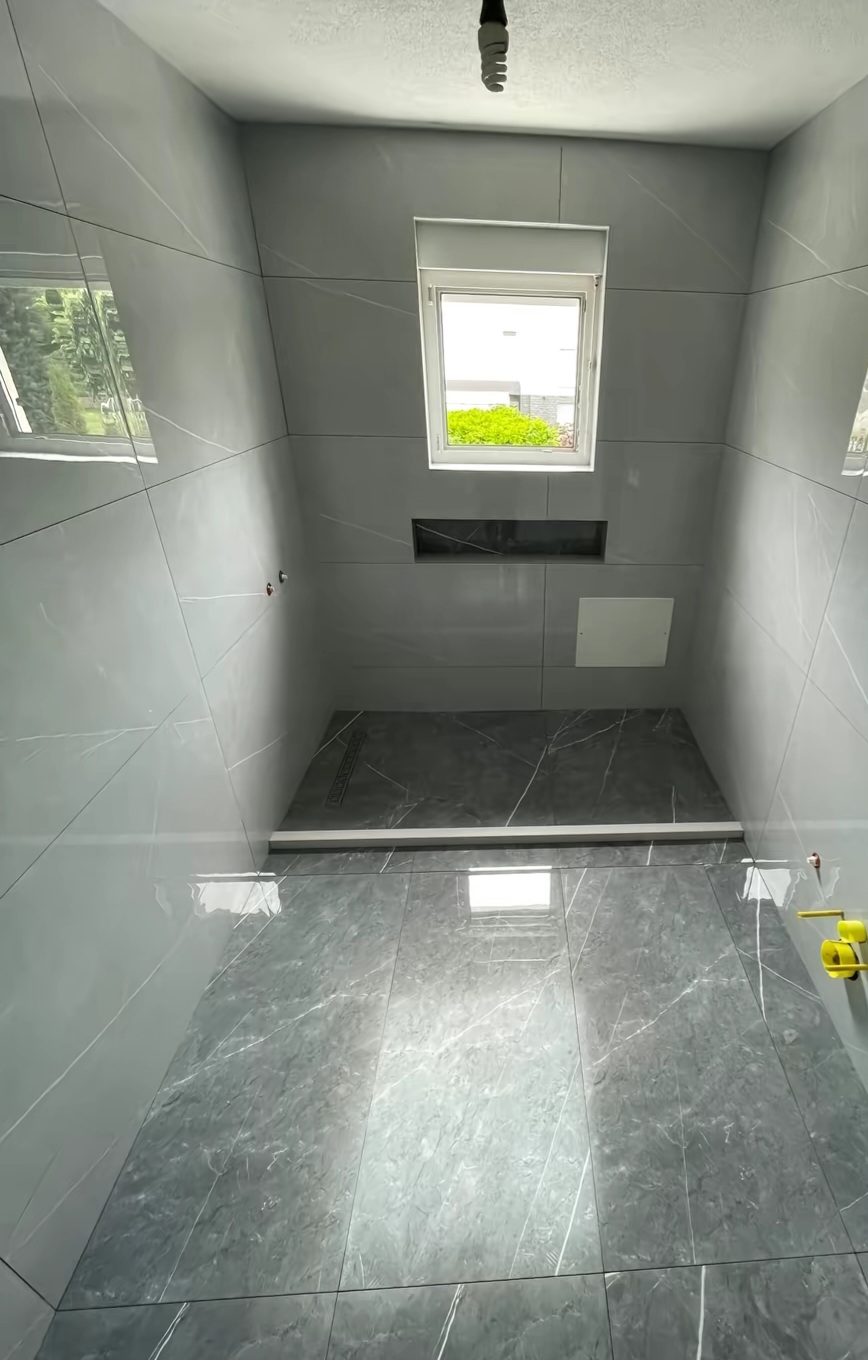 Fertig saniertes Bad mit Regendusche