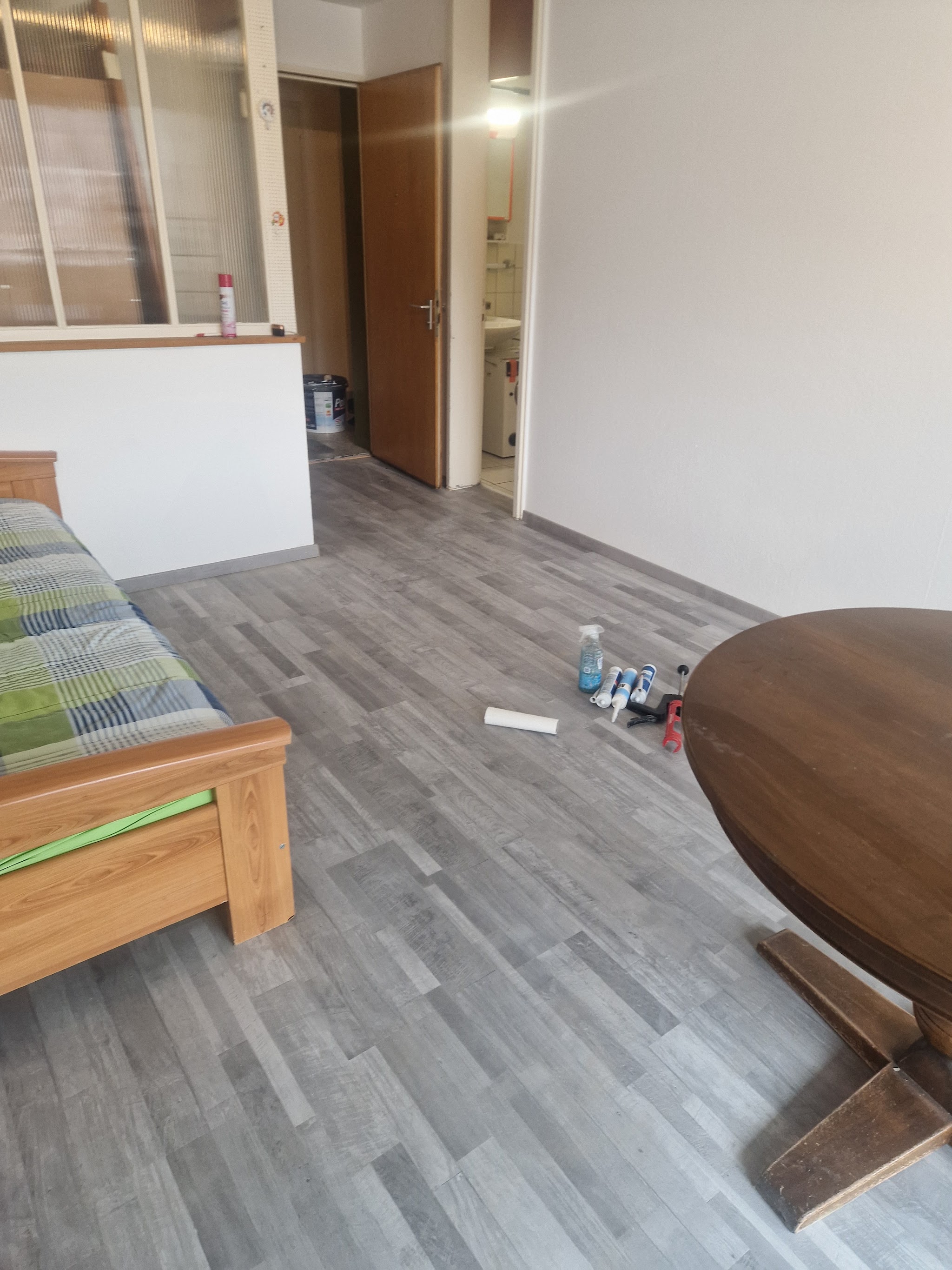 Neu verlegter Bodenbelag im Wohnzimmer