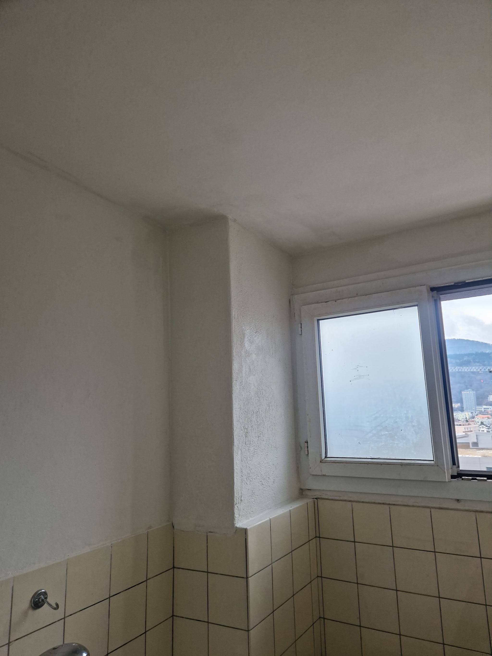 Neu verputzte Wandnische vor dem Anstrich